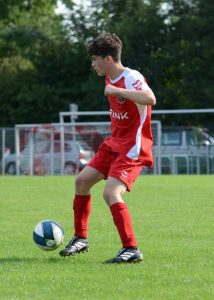 Jan Jason vom FCE am Ball