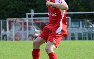 Jan Jason vom FCE am Ball